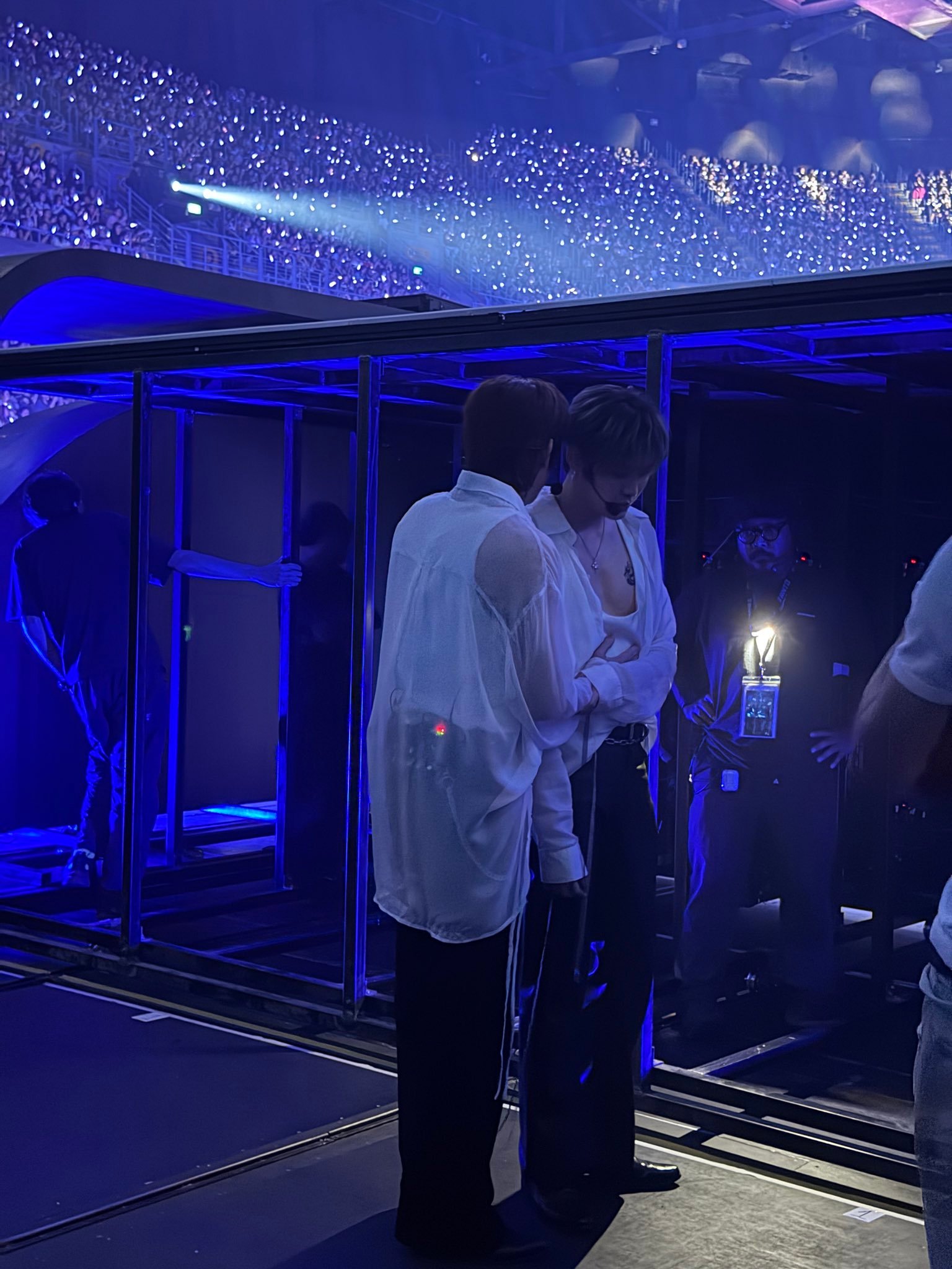 BounPrem 26.05.25 BP🐷：台前的人们看到了舞台上的表演，却没