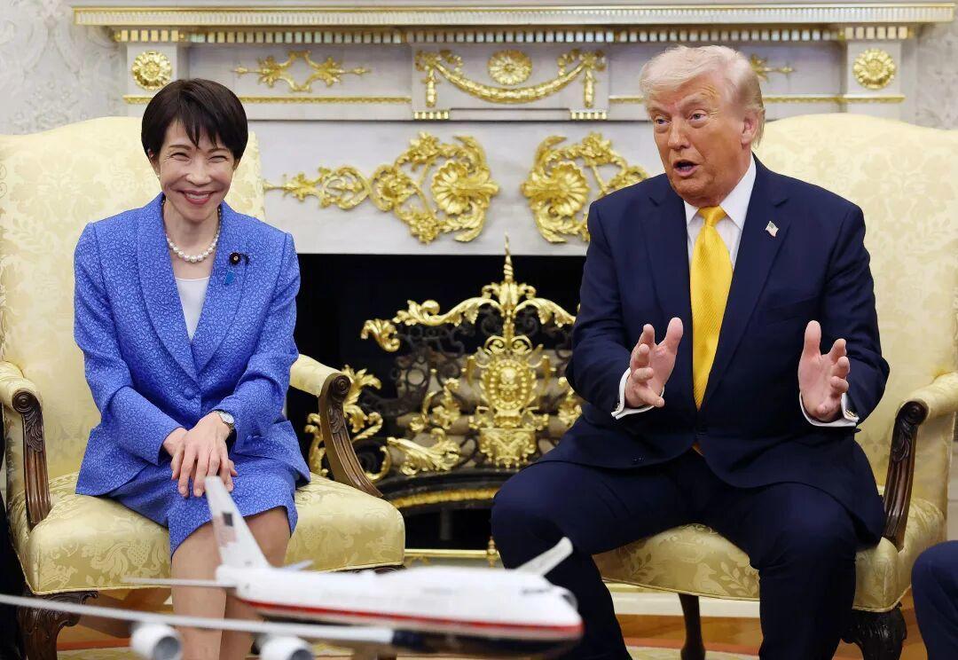 特朗普和高市早苗这次会晤真是有够“精彩”。
当地时间19日他俩在白宫会面，特朗普