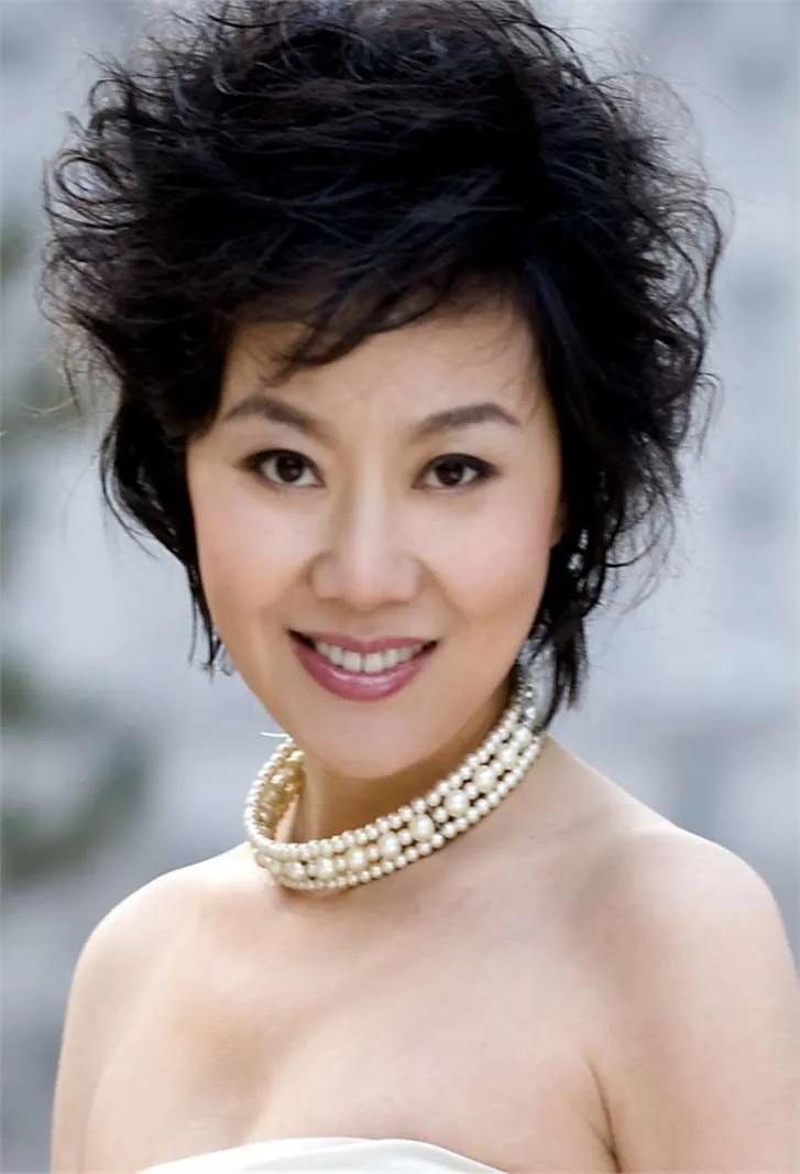 闫妮聊邻里情：在快节奏生活中，邻里间的温情显得尤为珍贵。闫妮分享，儿时邻里间的互