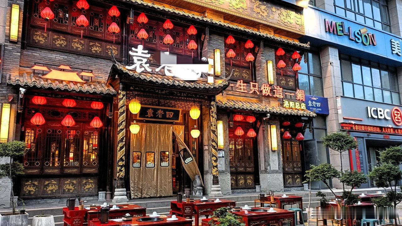 晒图笔记大赛大洛阳就是接地气，停车费便宜不说，还能店外经营，暮色中星光下，三五好