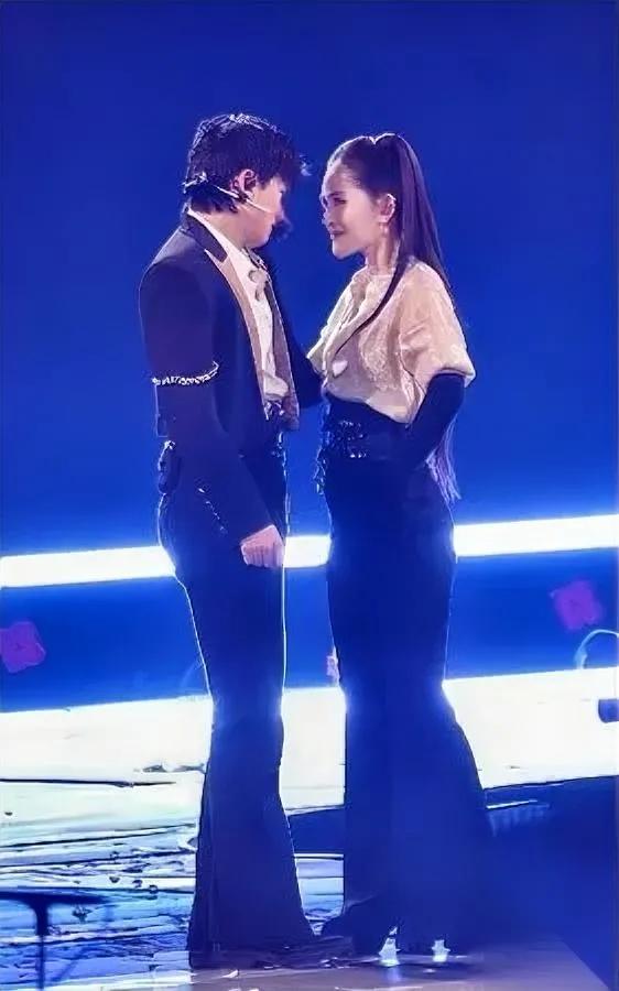 谢娜开演唱会

真的是追梦？

别被25年歌手梦的说法忽悠了，这波摆明了就是蹭着