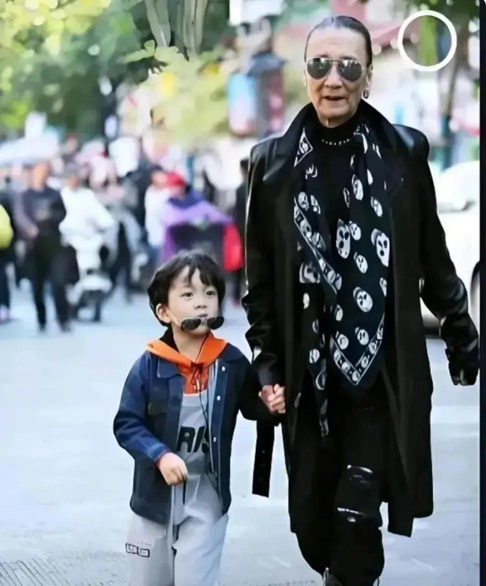 张柏芝如今拍戏忙得脚不沾地，一个电话打给公公谢贤求助带娃，谢贤那是毫不犹豫就应下