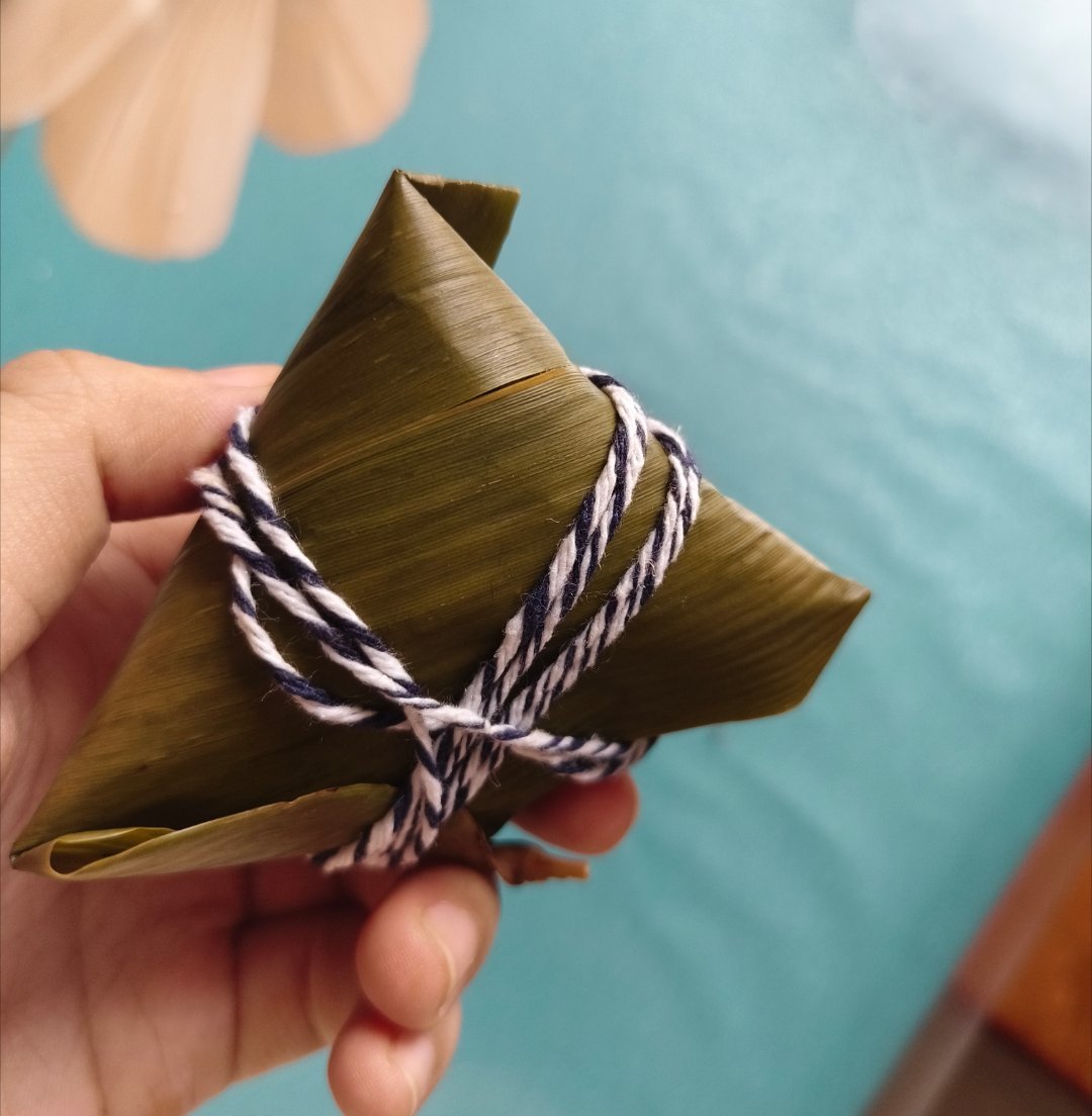 在老母的嘲笑下我第四个粽子终于成功了 是咸蛋黄肉粽 