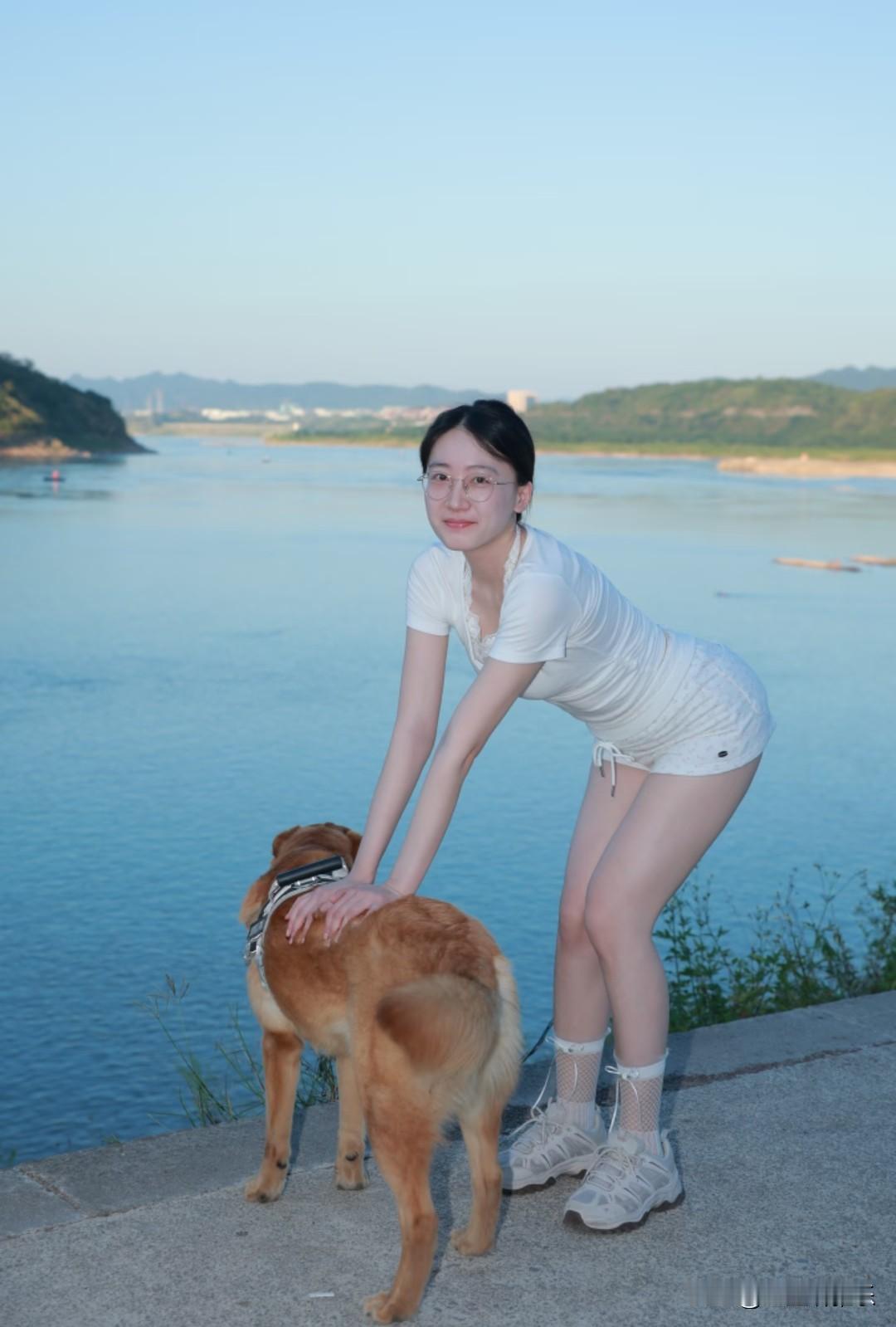 总觉得治愈生活的，从来都不是轰轰烈烈的大事。
闲暇时分来到江边，吹一吹江上徐徐的
