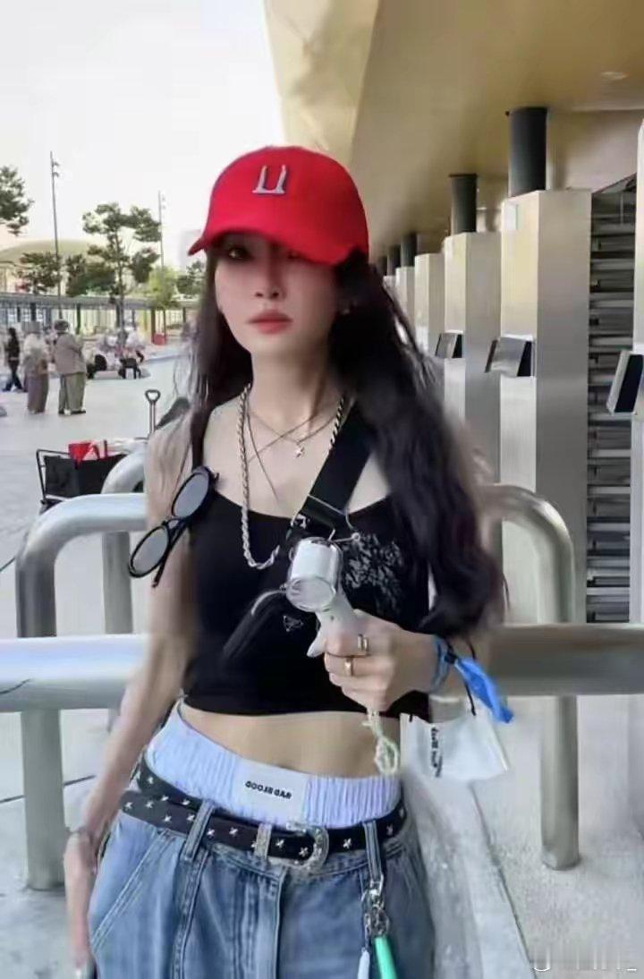 谢金燕绝对是保养界的鼻祖，50岁的年纪，20岁的身材和容貌，绝了！ ​​​