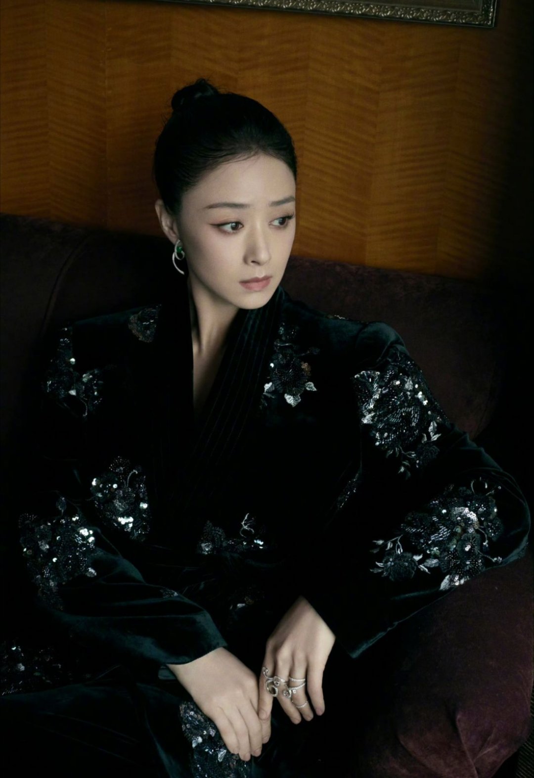 蒋欣温柔姐感穿搭 蒋欣的私服造型始终保持着高水准的审美品味。她选择的宽松衬衫外套