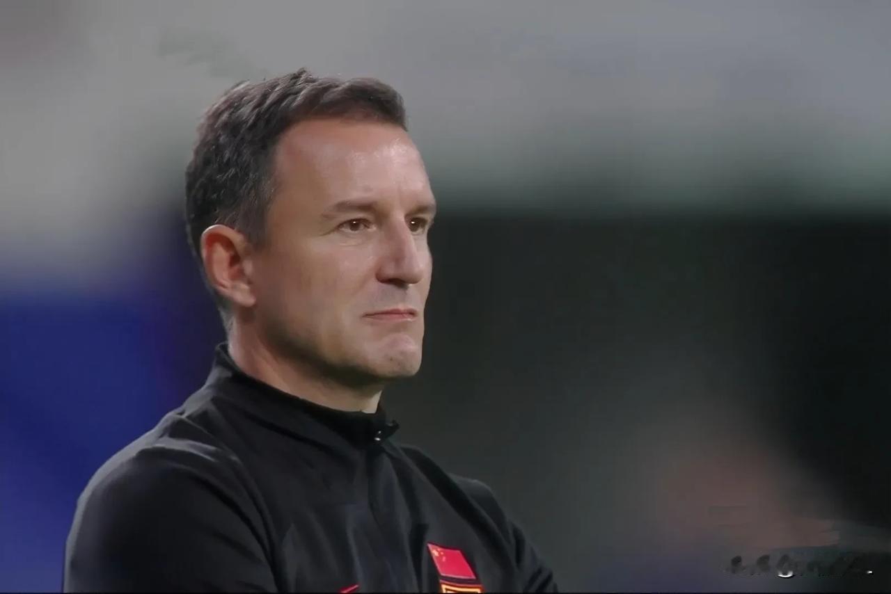 好尴尬啊！国足以0进球0胜积2分的战绩结束亚洲杯小组赛，最终排名小组第三。先别着