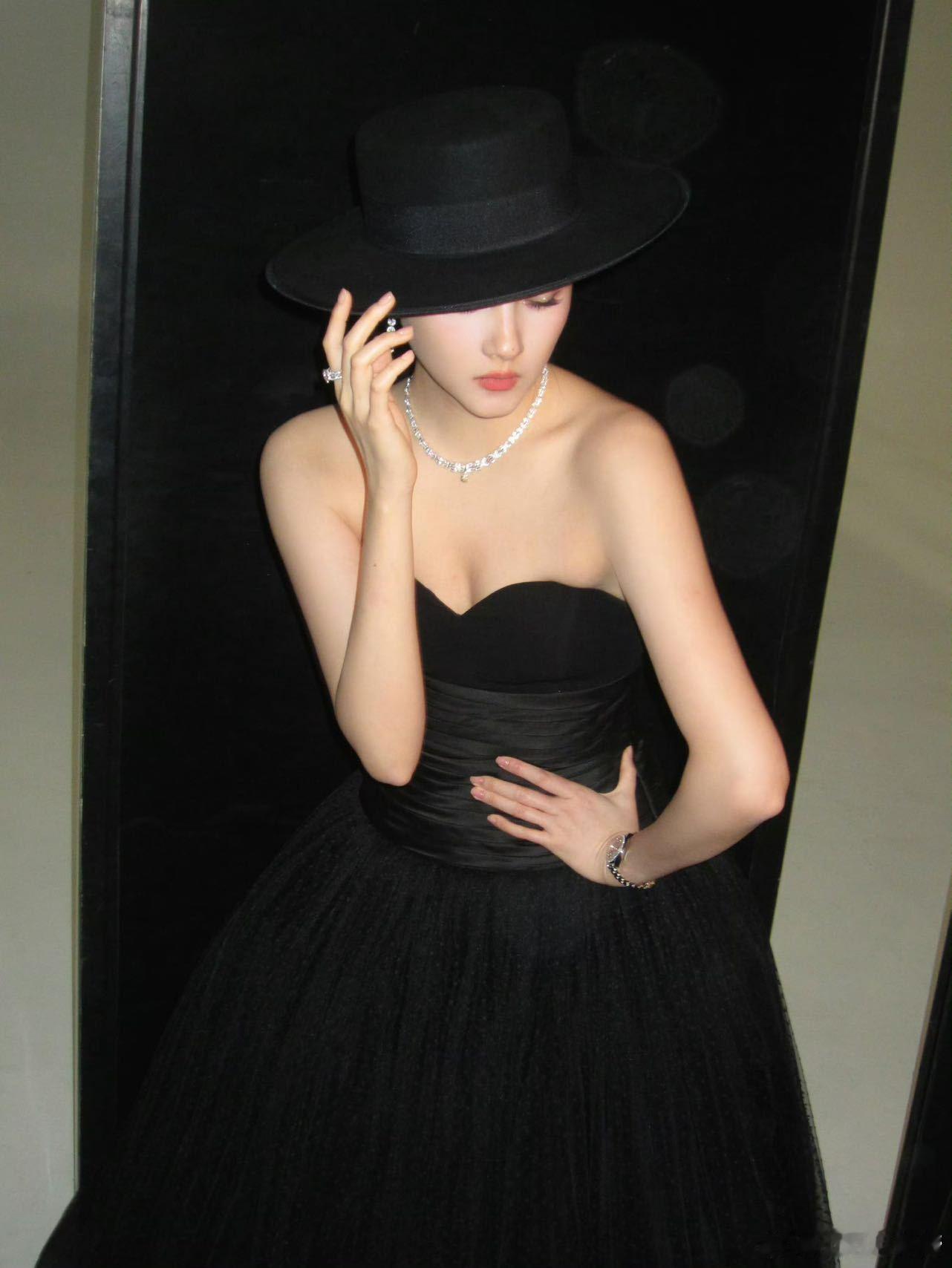 关晓彤第一次在红毯戴帽子关晓彤allblack拽成啥了 被关晓彤的红毯新造型惊艳