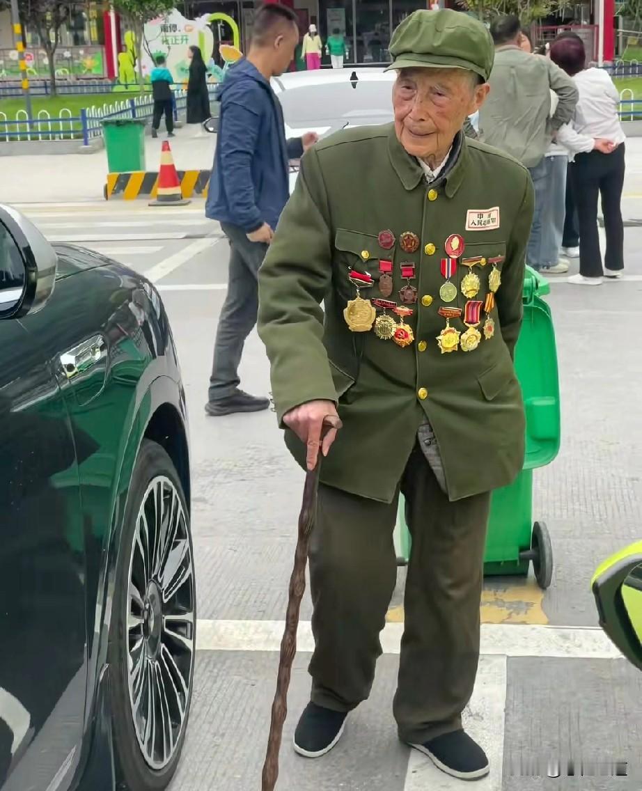 时光匆匆，岁月无情，曾经保家卫国的老兵，正在一天天慢慢变少。如今，红军老兵、解放