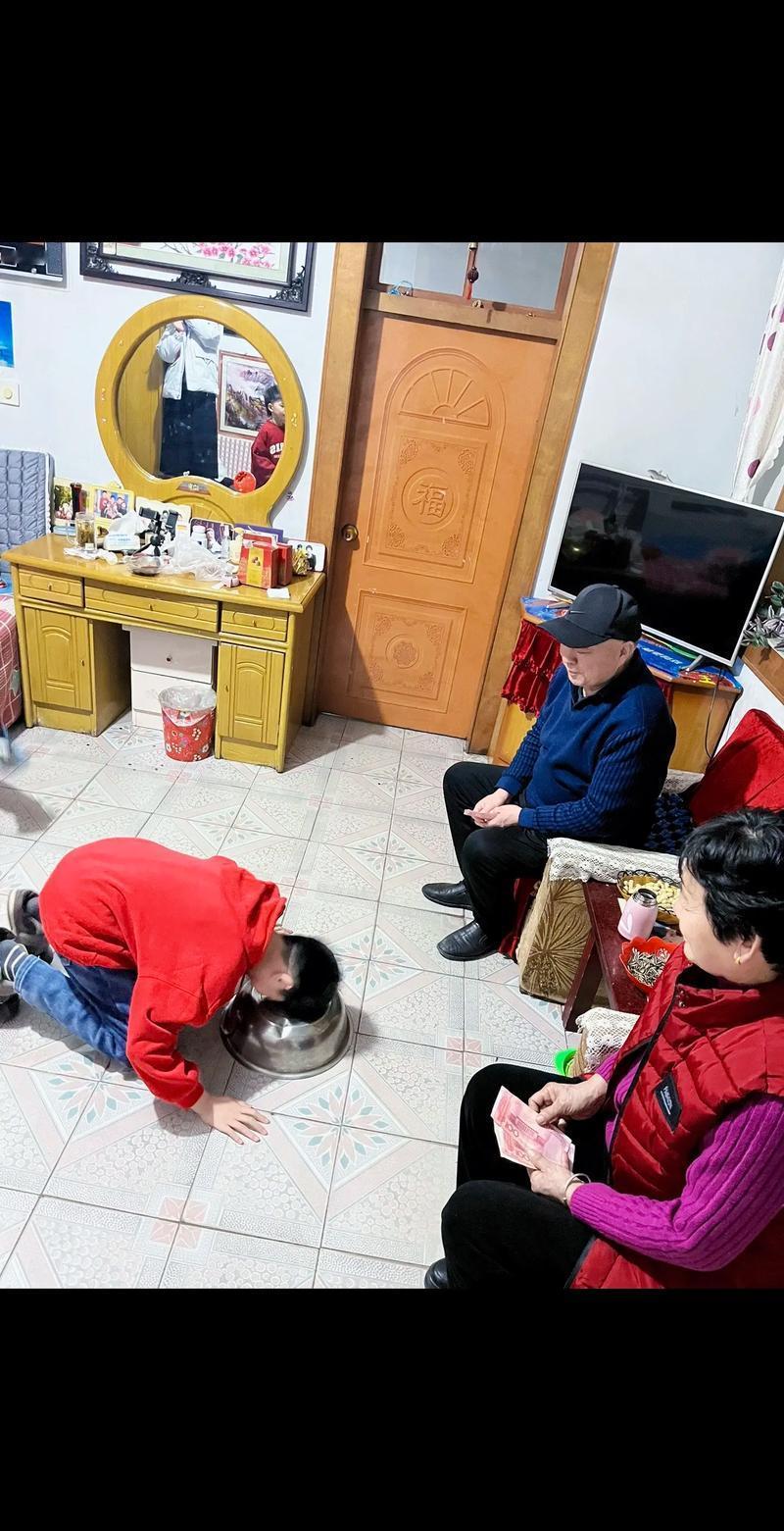 要去老表家拜年吗？欢欢喜喜过大年，年过了，该走亲戚拜年了。初二一般是新婚夫妇回娘