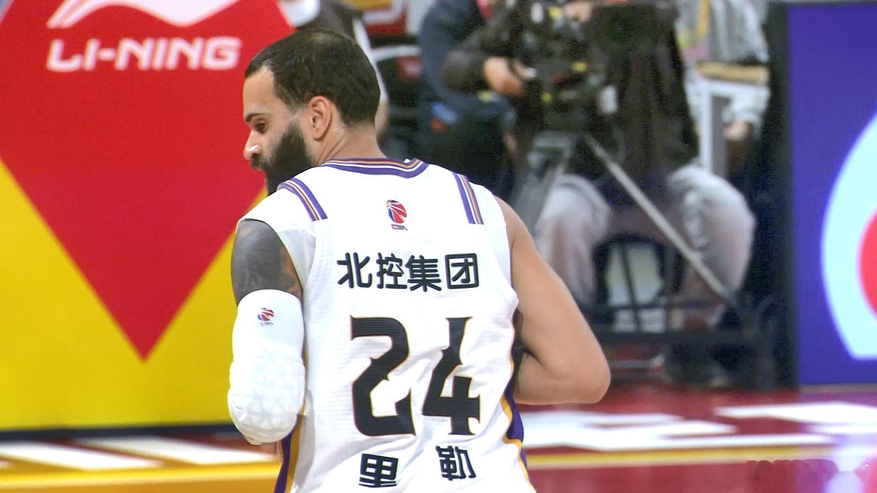 深圳男篮vs北控男篮 尽管篮板和助攻都不如对手，三分球也少8个，但里勒回归，这3