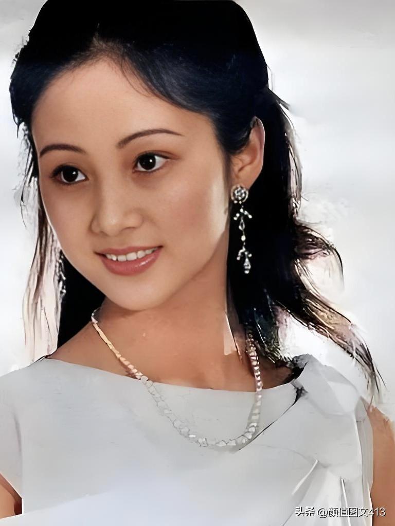 董智芝，古典与灵秀并存的东方美人。一颦一笑皆风情，眉眼如画，气质如兰，是时光偏爱