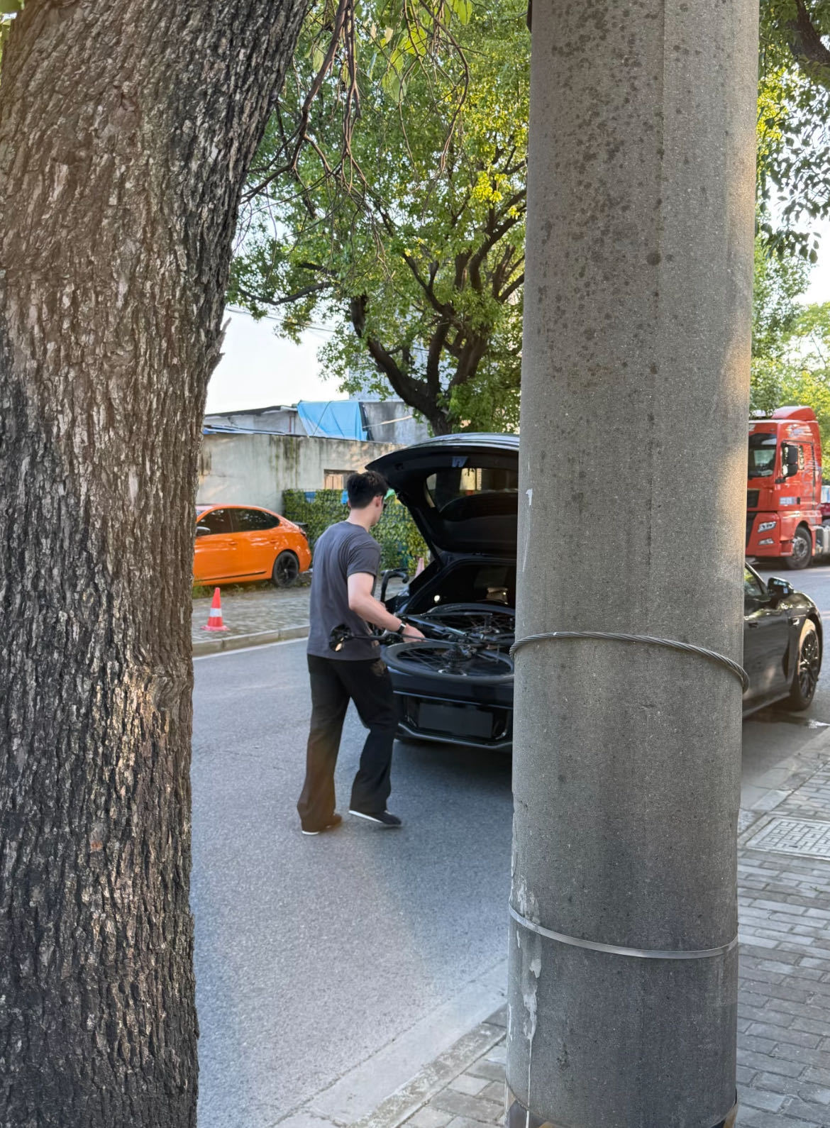 黄景瑜把自行车拎出了纸片感谁看了这段路人偶遇视频不被惊到！黄景瑜单手拎起十公斤重