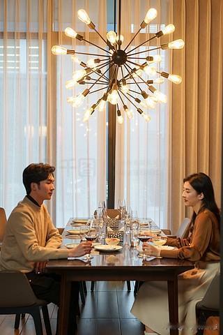 我和老婆结婚三年，
每次出去吃饭，菜单到她手里就没我什么事了。

她爱吃的，全点