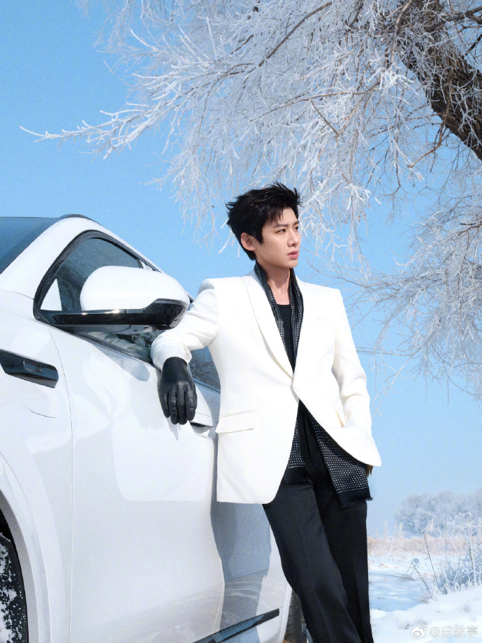 白敬亭这是真 出发 图微博之夜红毯