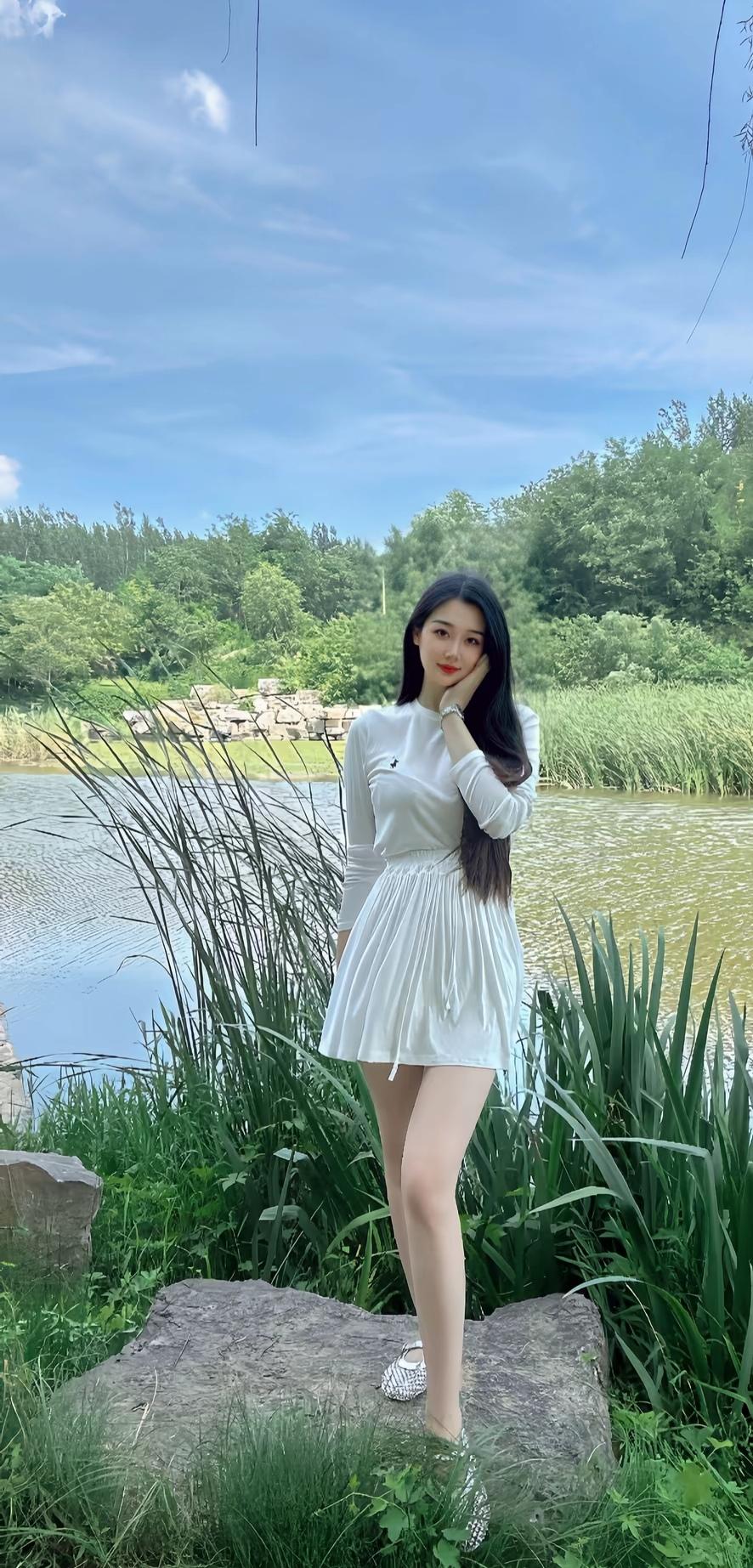 我是踩着草叶上的光斑走过来的，凉鞋被晒得有点暖，风从湖面上漫过来时，裹着水腥气和