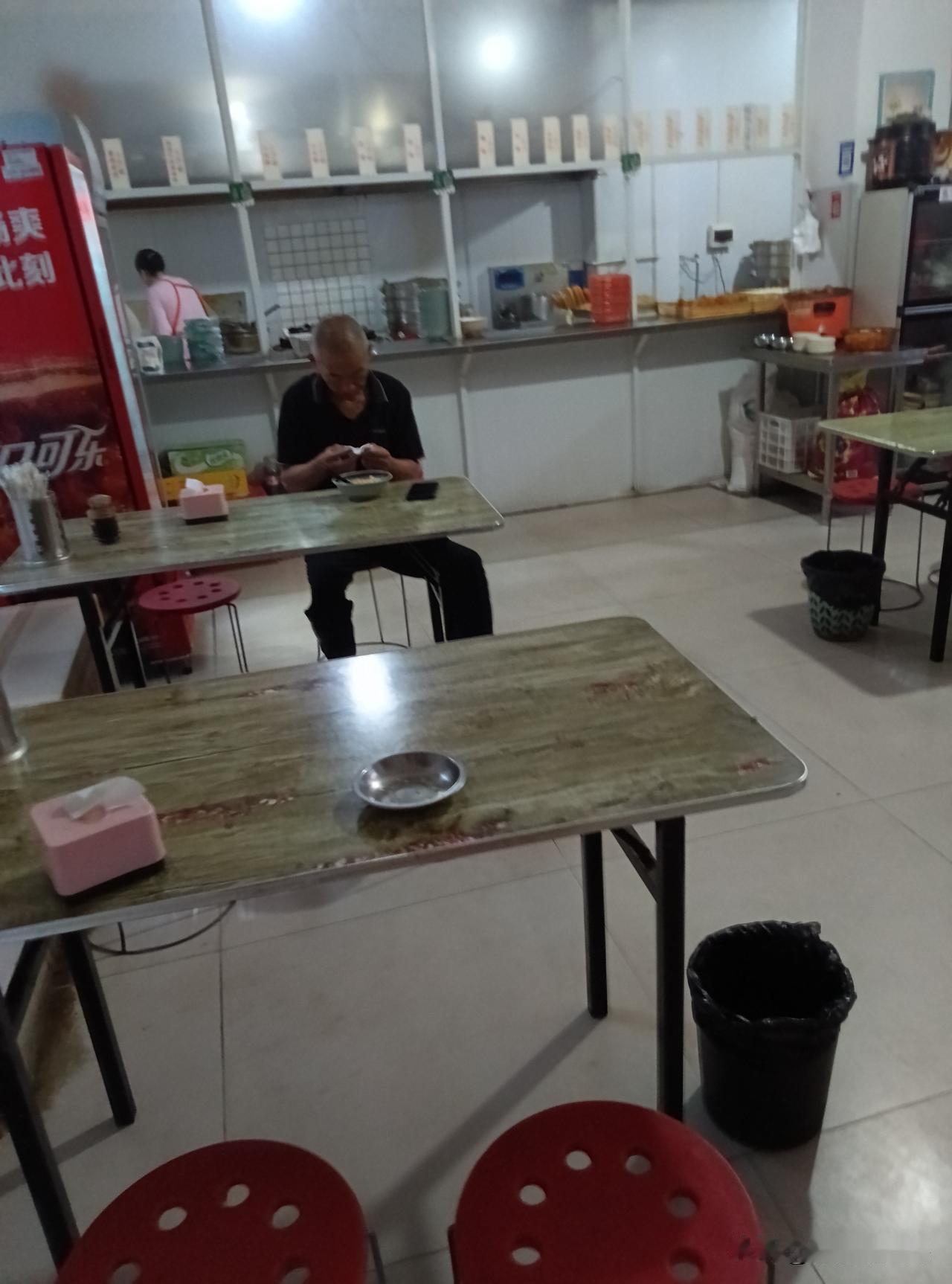 好心施救却惹上麻烦！店家没做错任何事，被逼拿出1.9万


进店歇脚的老人突发疾