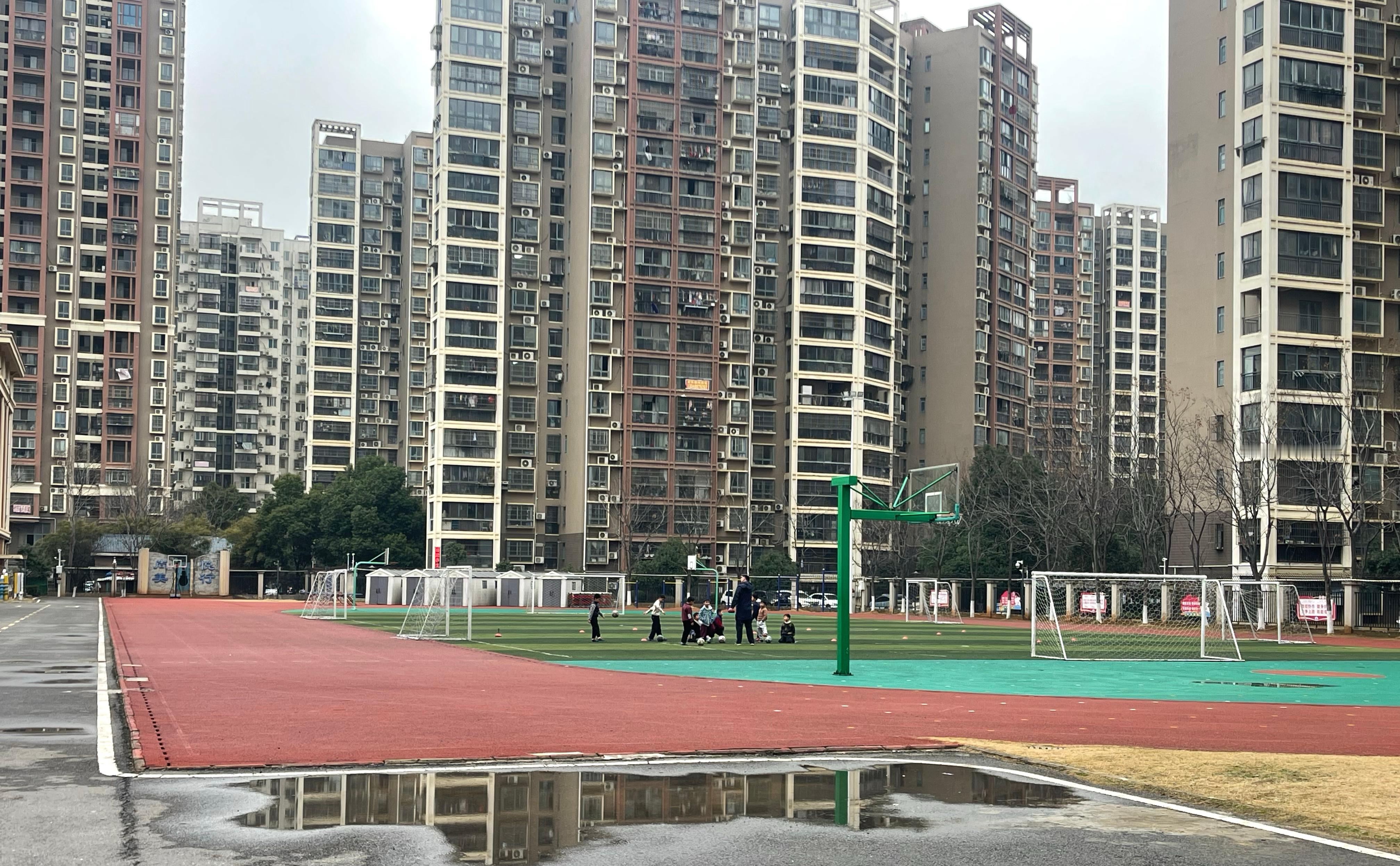 小胡同学今年这个学期最后一节足球课，圆满结束！累并快乐着，下个学期再见！足球 武