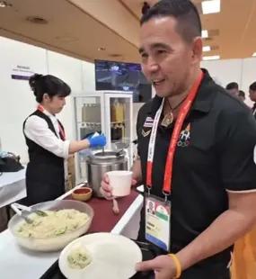 办大赛可以算细账，但把运动员算成“纸杯米饭加三块鸡”，那这就是抠门。不建亚运村不