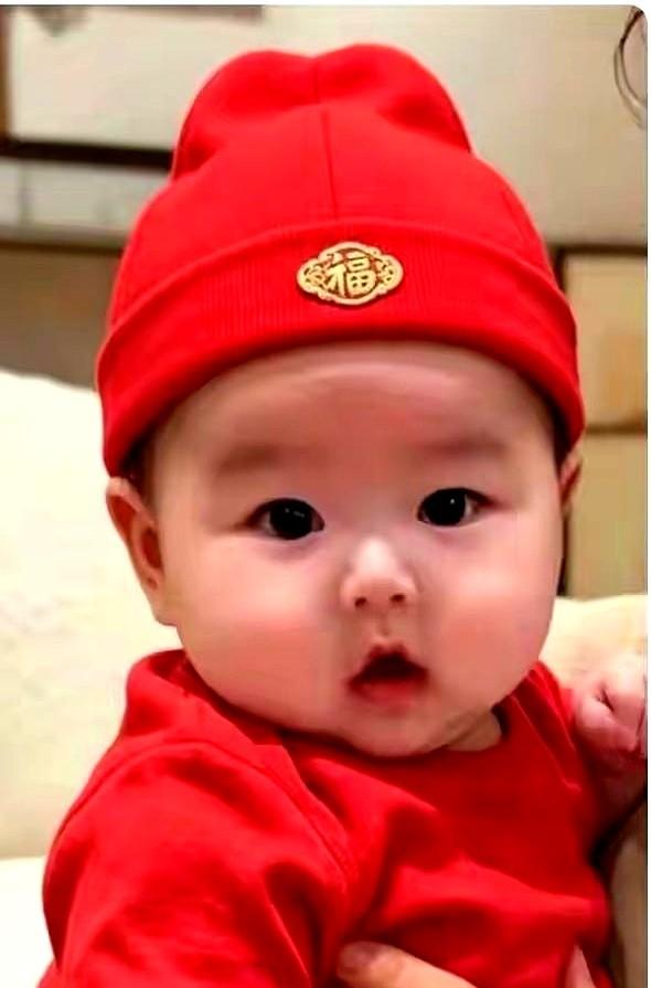 请叫我《汪吉辰》
奶奶张兰特地选在三个六的好日子，把三宝的大名定下来。

她把“