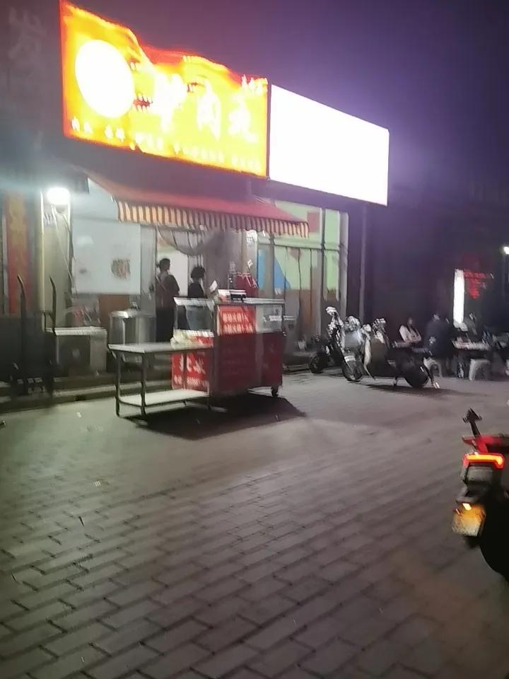 晚十点。
喝酒回家。

忽然想起了苏轼。
他说老夫聊发少年狂。

可不敢说话，引