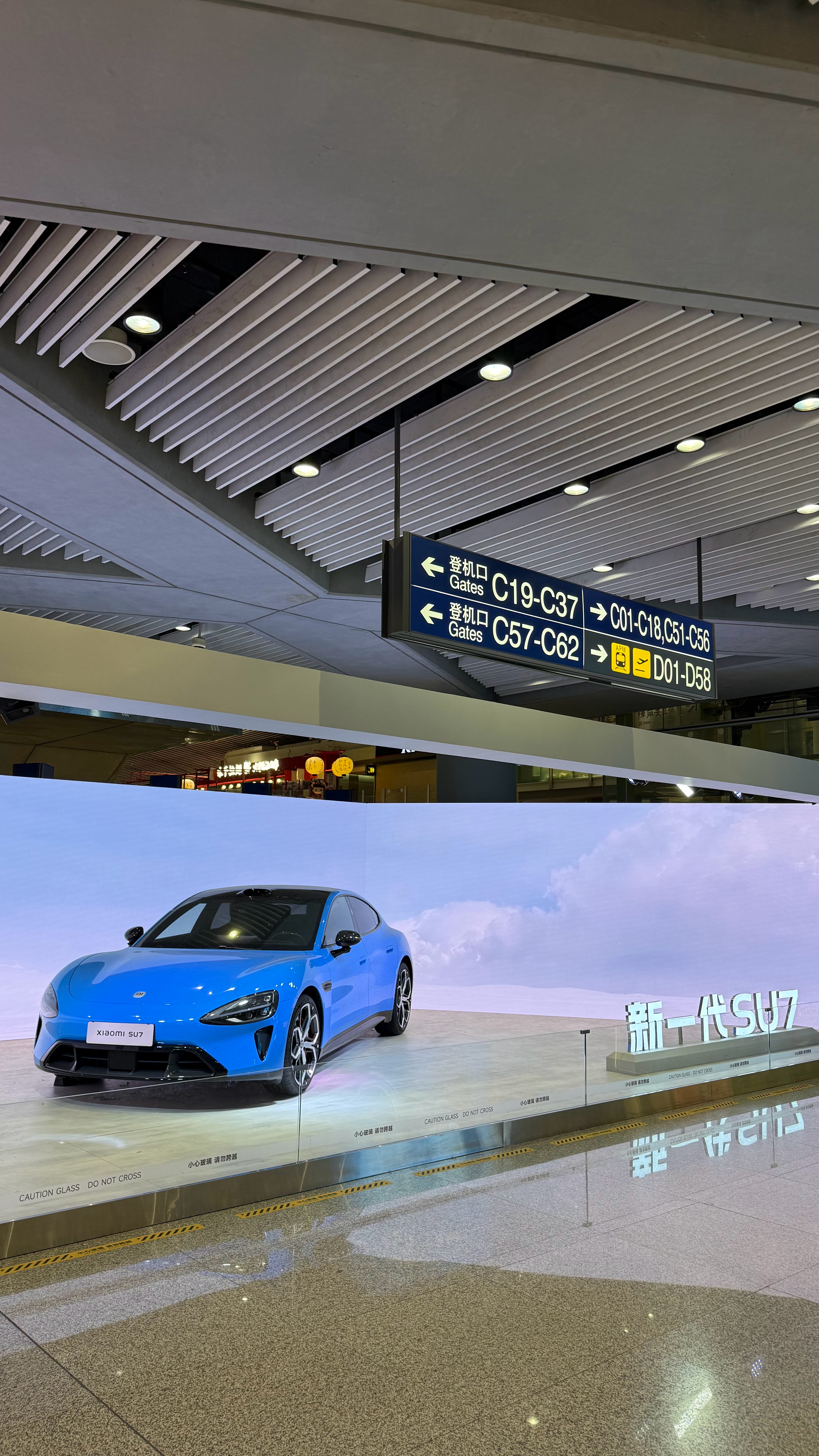 首都机场停了辆新SU7兄弟们可以顺路看看 