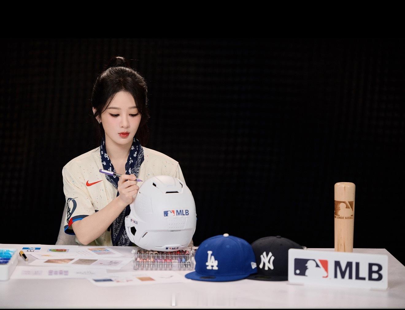 MLB中国棒球文化推广大使杨紫新的美照来啦，画技了得，紫色的小猴紫很可爱。 