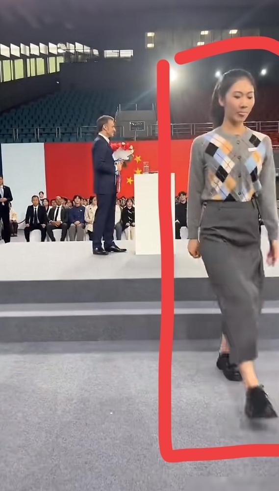 法国总统马克龙四川大学演讲，给马克龙送花的女生原来这么厉害！

马克龙2025年