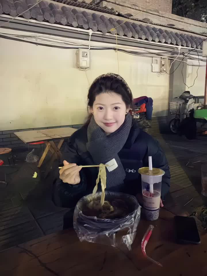 她总是笑嘻嘻的 像个小太阳 可她难过的时候 连一盏灯都没有
