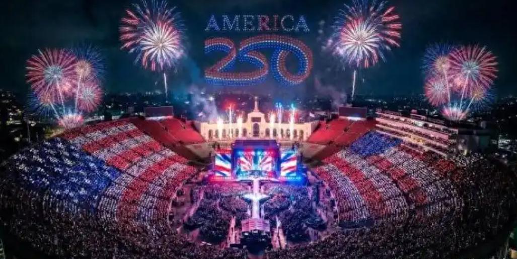 美国人刚过完250岁生日，转头却发现天塌了。连他们最铁的吹鼓手都倒戈了，直言美国