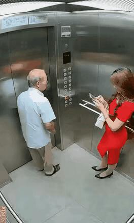 电梯里，大爷一句话，红衣女子瞬间暴怒。
监控显示，女子情绪失控，推搡、掌掴。
大