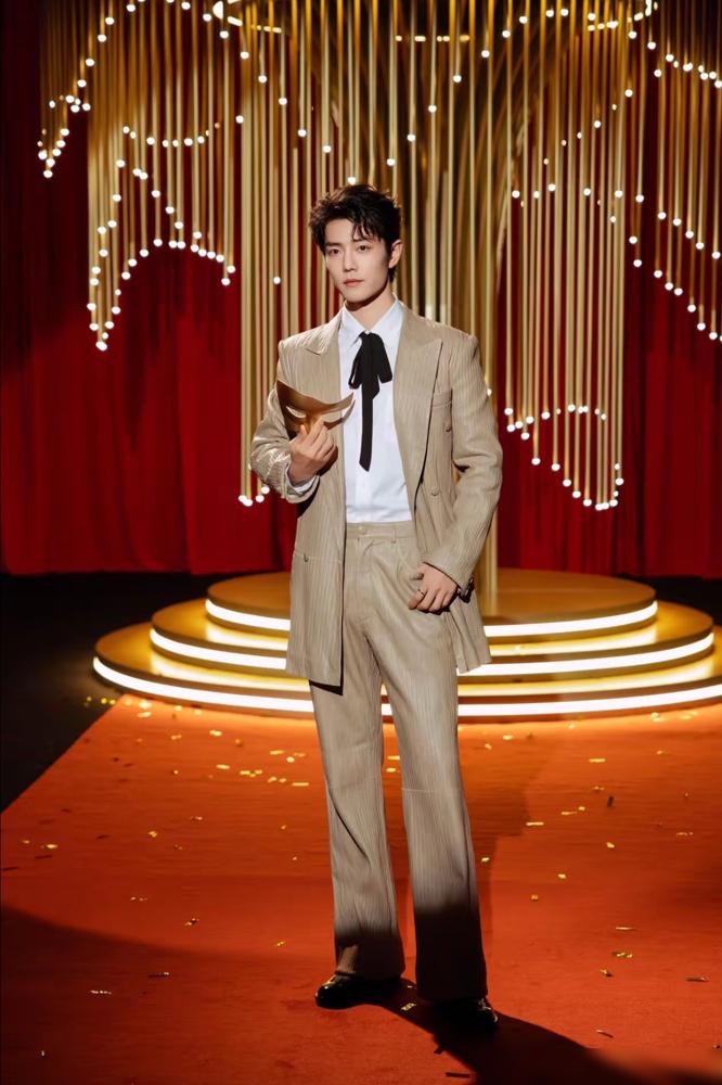 微博之夜把肖战的名牌从沙发上撕下来，塞进缝里，让他干站着。
 
你以为是没座位？