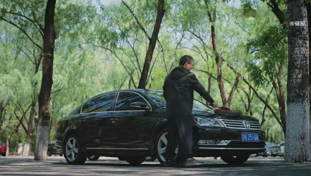 听储殷谈为何十年不换车，挺有感触，选车就像挑靠谱队友，性能、可靠性和科技配置都得