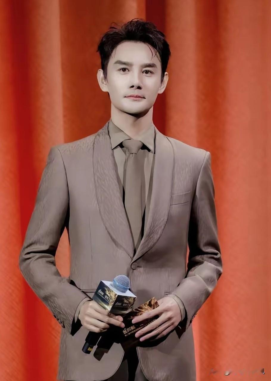 王凯长得帅，我接受，
演技扎实，我也接受，
但我真的很难接受，他连文笔都这么出彩