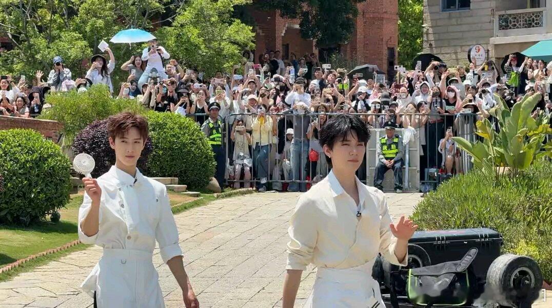 围观了一下周翊然和李昀锐的广场，为啥周翊然每次录综艺粉丝都会和别的男明星发生矛盾