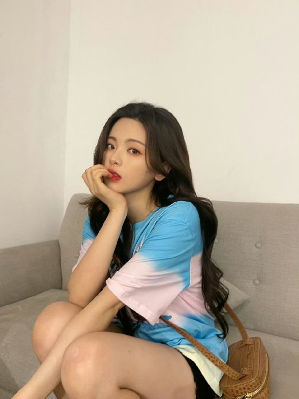 杨超越～～杨超越才发现照片里的虫子杨超越 ​​​