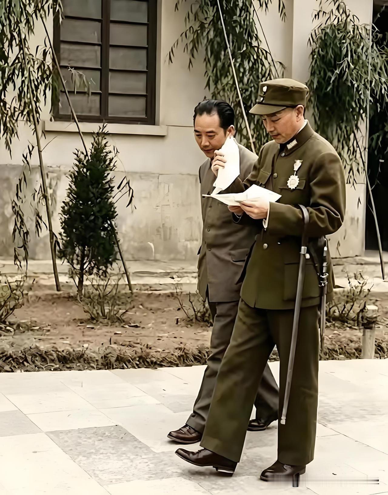戴笠一生只听命他一人，真正的一人之下万人之上。
这张照片是1943年，在重庆磁器
