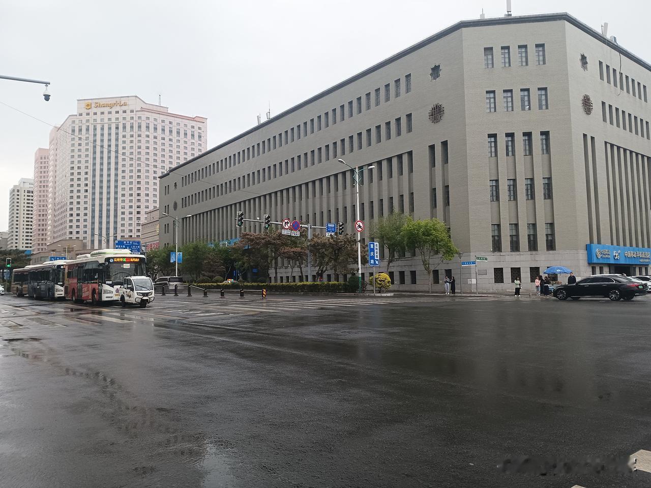 长春电报大楼
伪满洲国遗留下来的建筑，有八十多年历史，是新京中央电报局旧址。
老