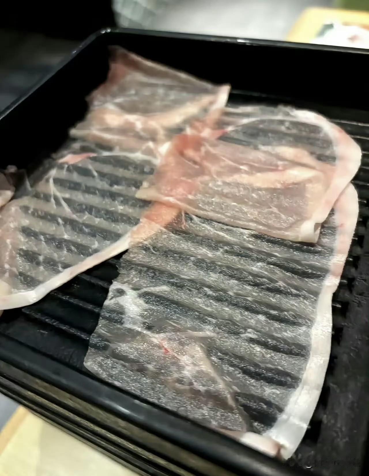 日本仙人的刀工还是很厉害的，能把猪肉切得薄如蝉翼，然后按片售卖，这样就可以供应更