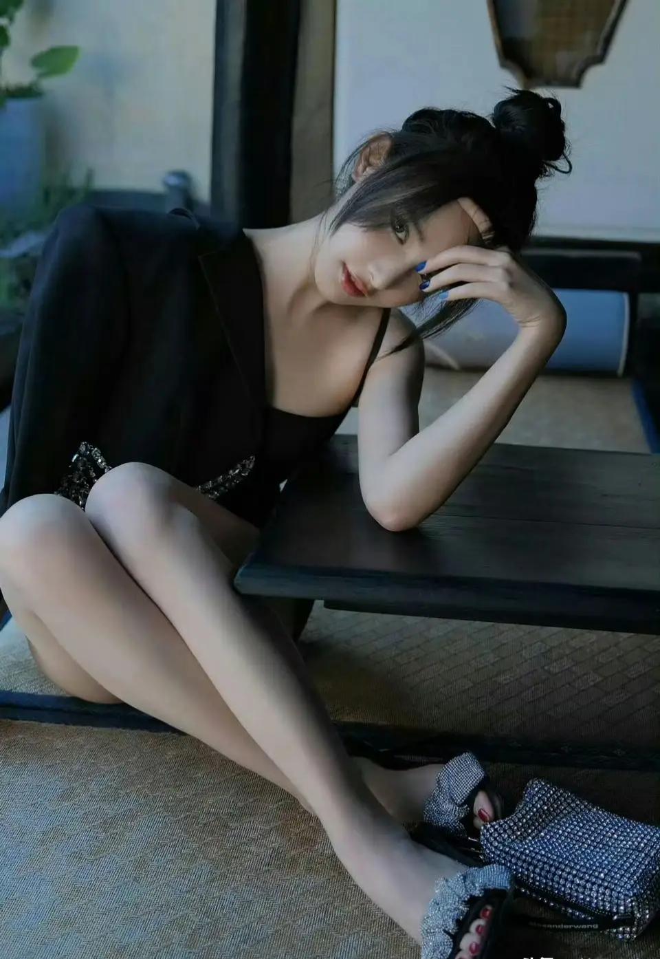 今年最可笑的事——
自己挣着5000块钱，却跟人家挣20000块钱人说：
还是得