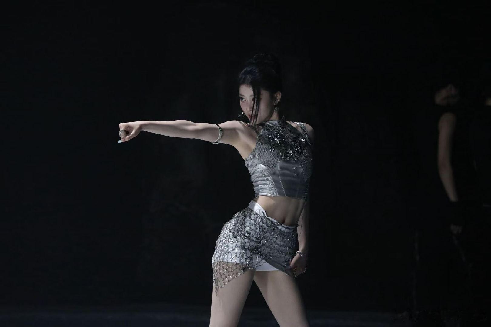 沈小婷个人初舞台 沈小婷solo首秀感言沈小婷MCD初舞台杀疯全场！《LEGEN