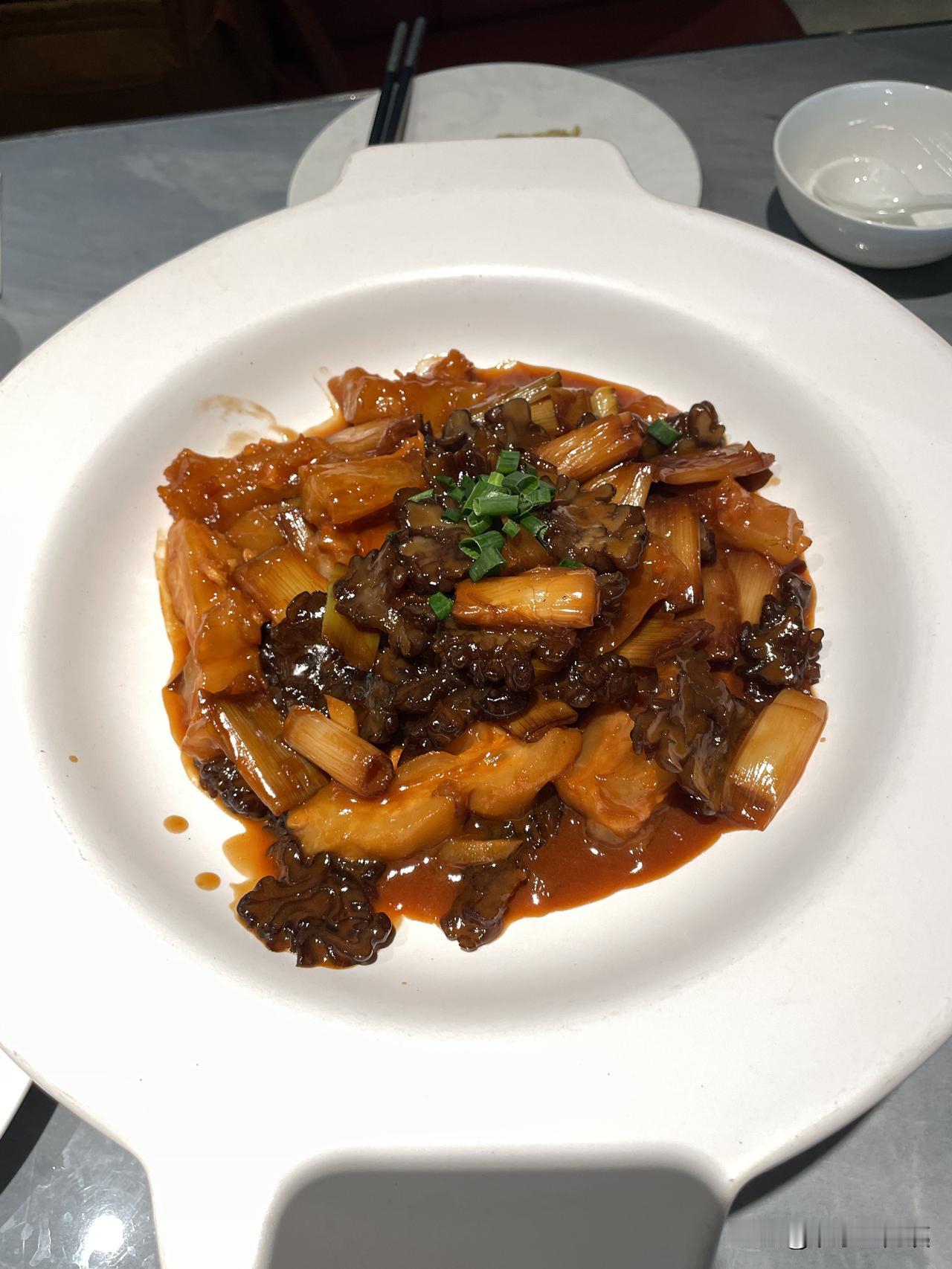 这到核桃菌烧蹄筋，是我最爱吃的菜。记得还是第一次点到这个菜，菜端上来的时候，差一