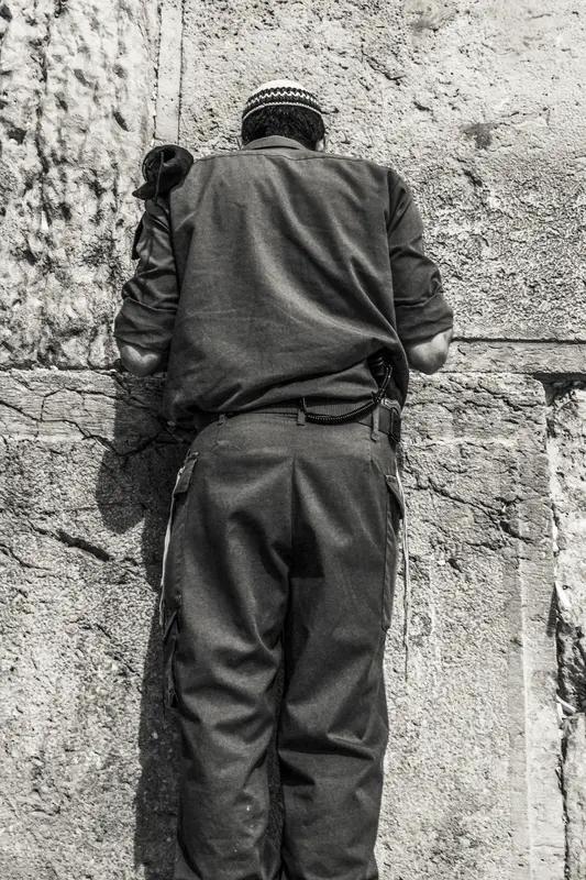 彼时，以色列所在地区遭受严重饥荒。土地干裂，庄稼颗粒无收，饥饿如影随形，紧紧纠缠