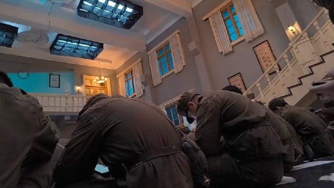 九门401终于找到了绷不住了，401集体在玩手机，八爷：你们没感觉到愧疚吗？哈哈