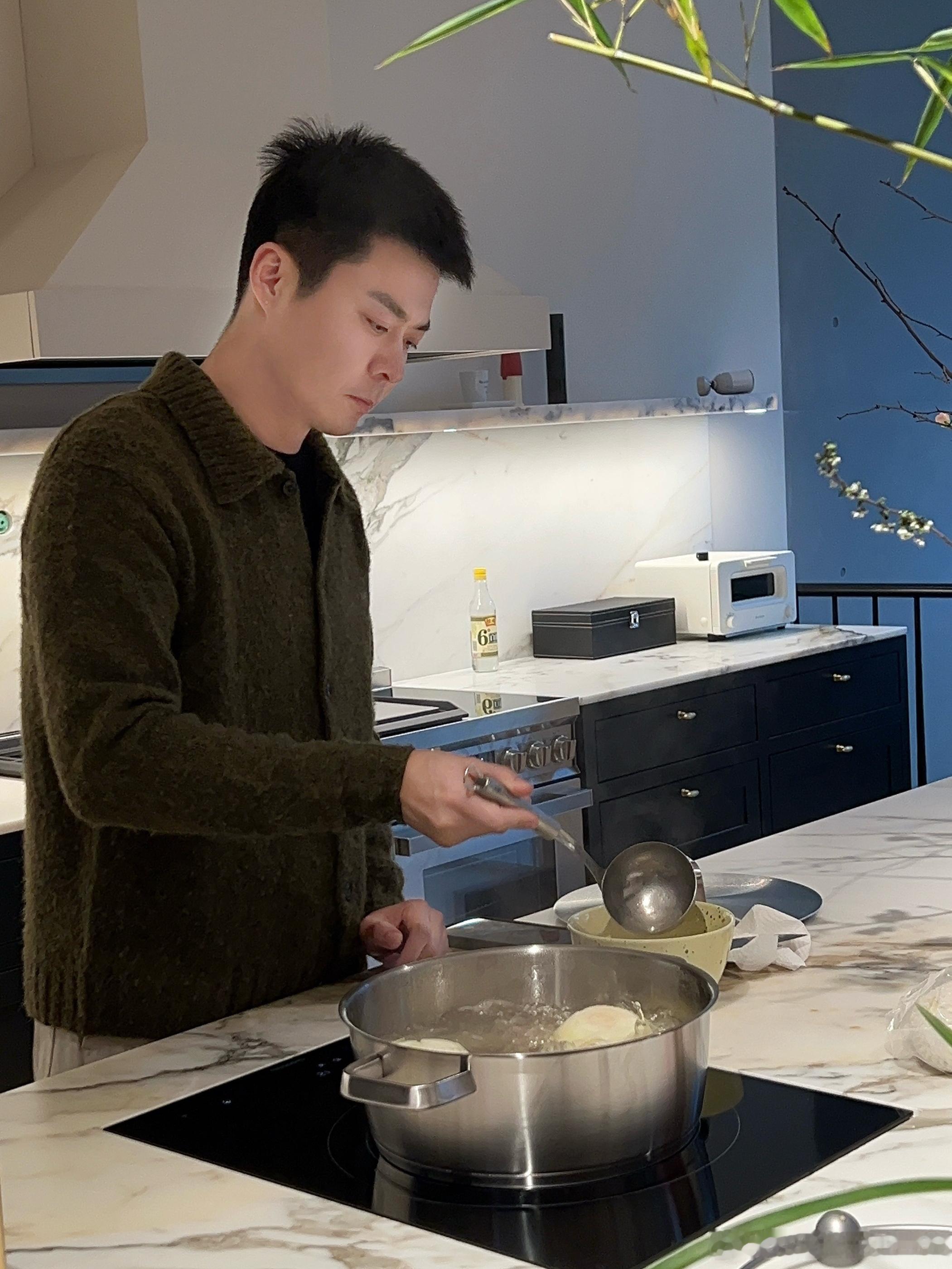 夸夸这位大厨最近的厨艺！！下次想邀请他录一个牛肉汤的神仙做法会有姐妹感兴趣吗🤔