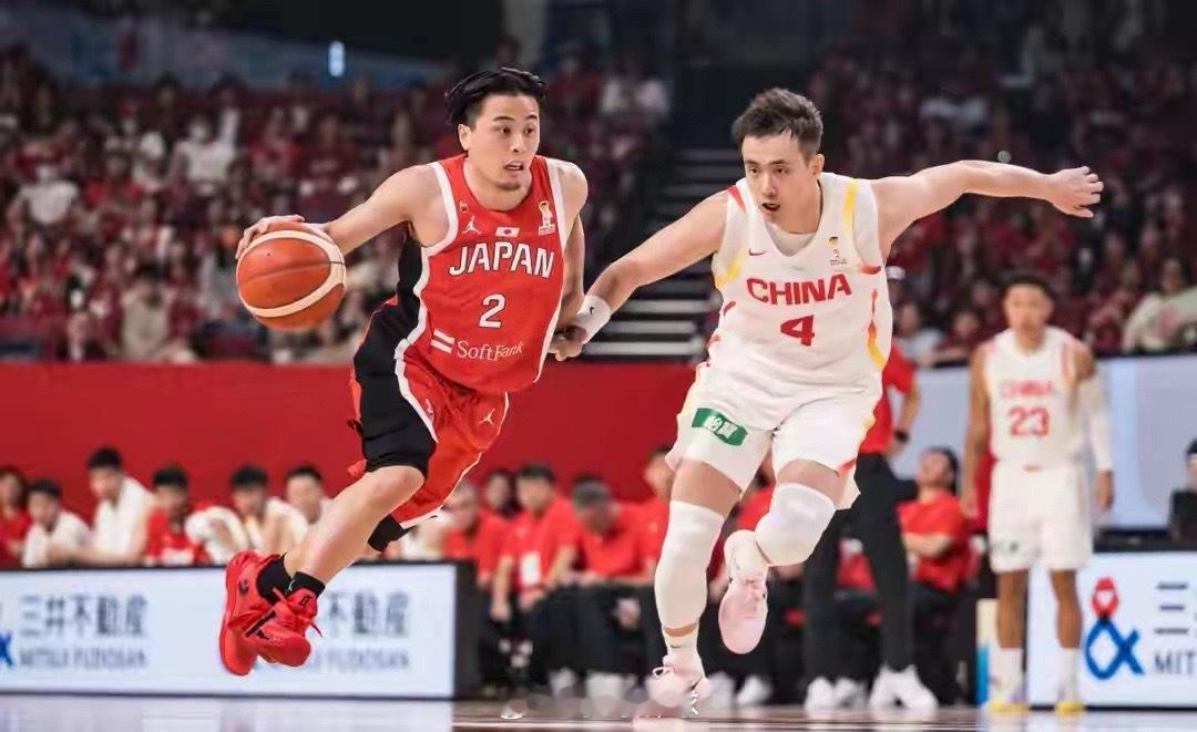 男篮世界杯预选赛，中国男篮87-80逆转击败日本队，拿下世预赛首胜。球队上半场一