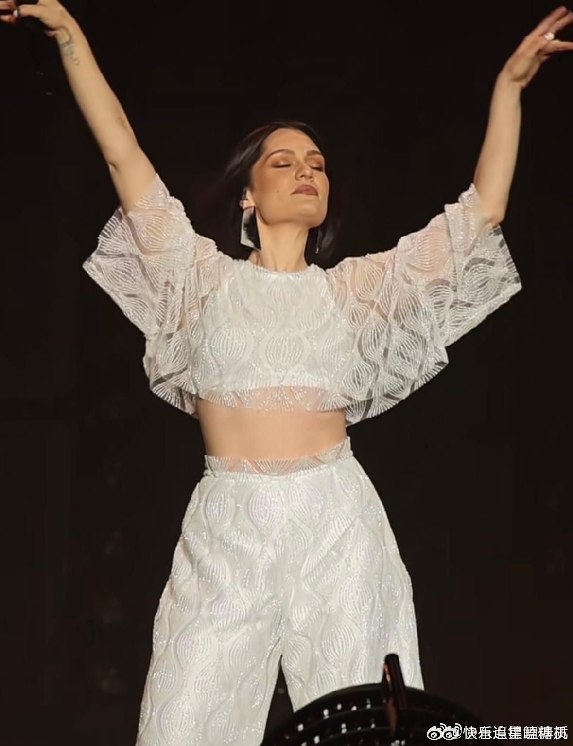 结石姐送给观众小朋友隔音耳罩 结石姐真的暖到心坎里了，深圳场发现台下有个七岁小朋