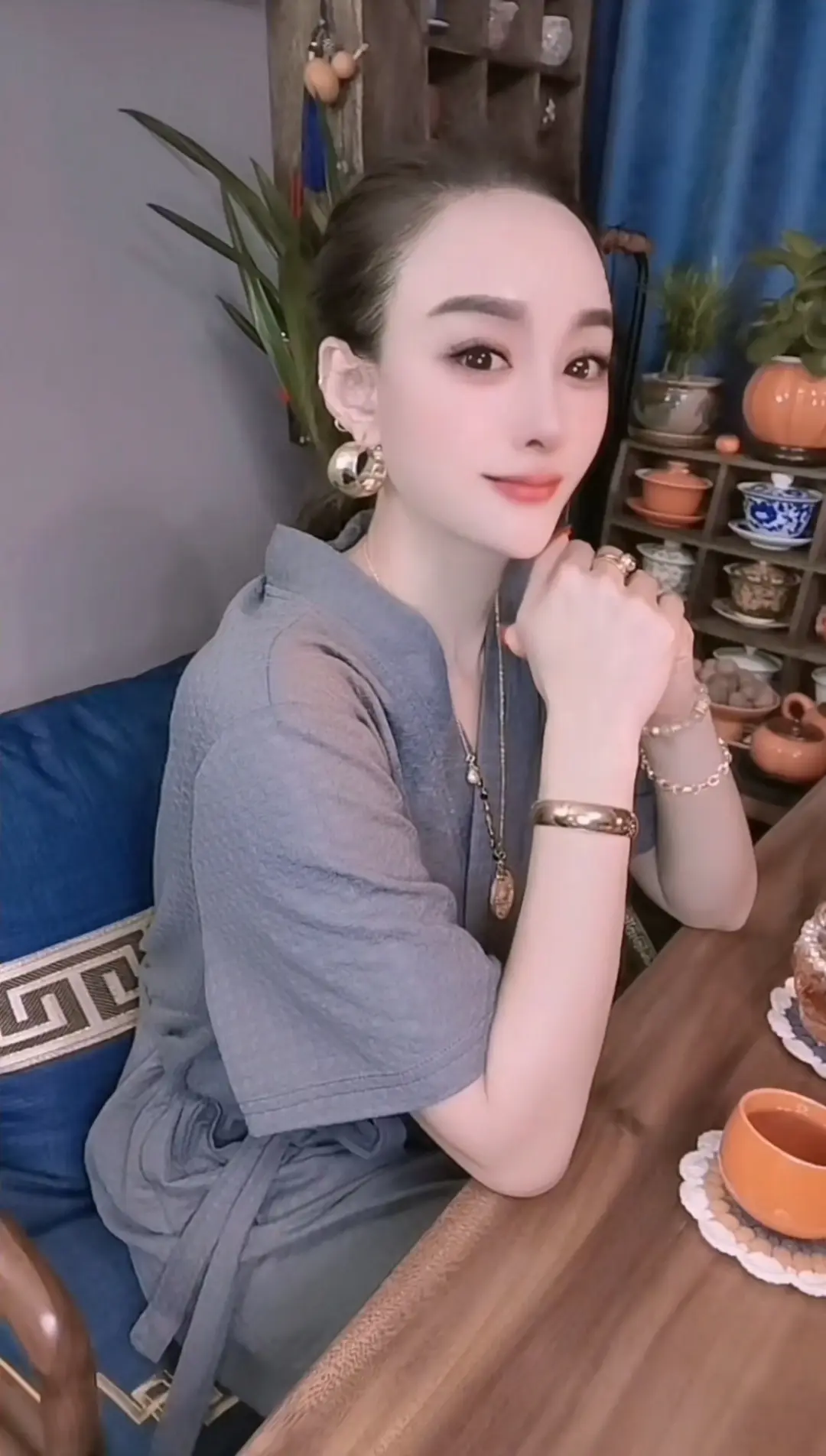 我们俩都是原装的脸，都不化妆，十一年前没有美颜相机，十一年后是美颜相机...