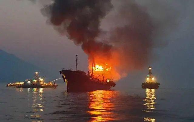 伊朗霍尔木兹海峡被封锁，欧洲受损最大。屋漏偏逢连夜雨，这是趁欧洲病要欧洲的命啊！