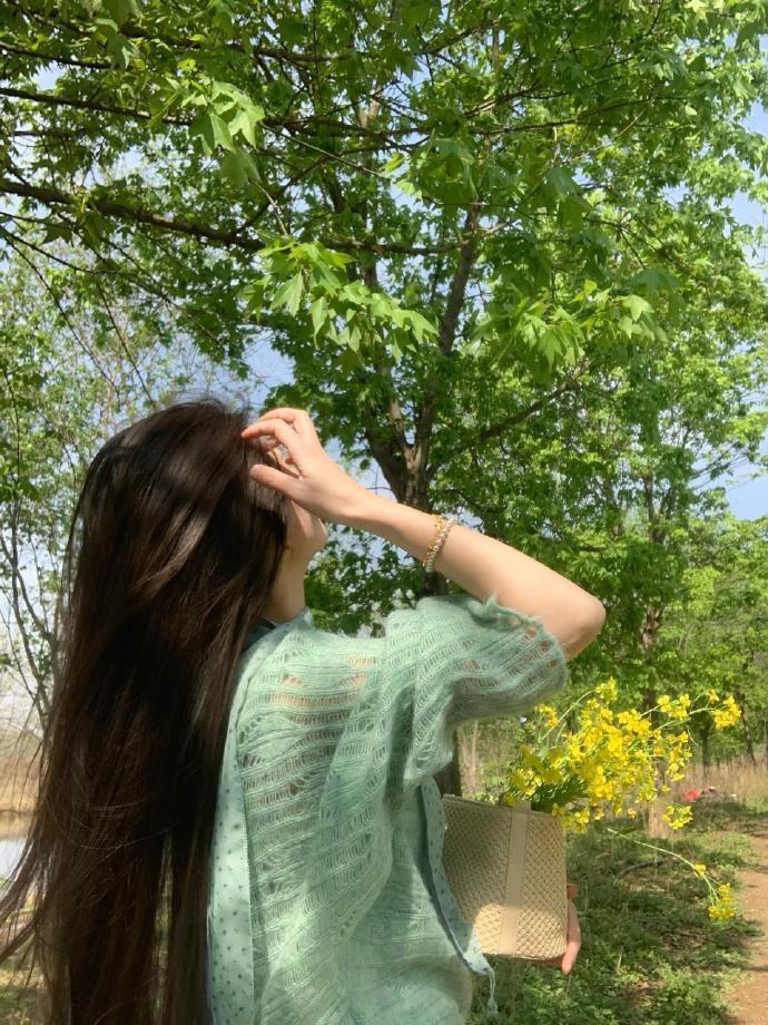 不必攥紧过往的执念,风会吹走犹豫,未知里藏着属于自己的山海,只管往前走。